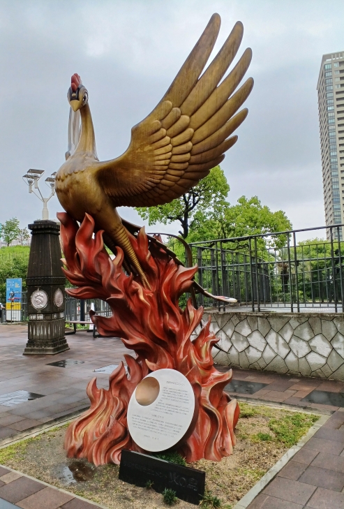 手塚治虫記念館前の平和モニュメント「火の鳥」